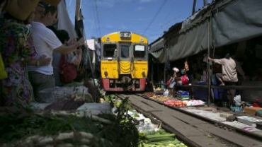 عبور قطار از وسط بازار در تایلند را ببینید + فیلم